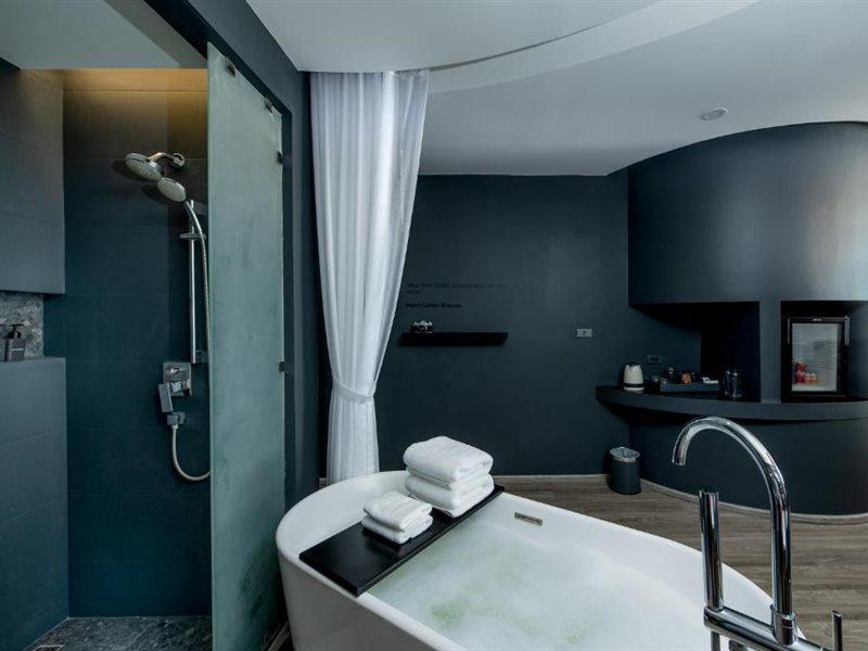 Foto Hotel Phuket Beachfront Kültér fotó Bathroom