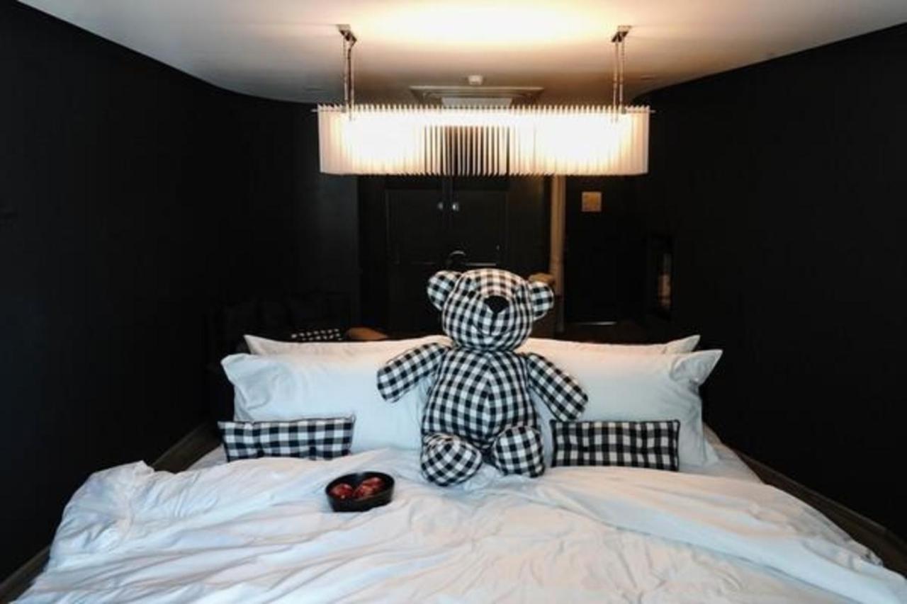 Foto Hotel Phuket Beachfront Kültér fotó The Bear Suite