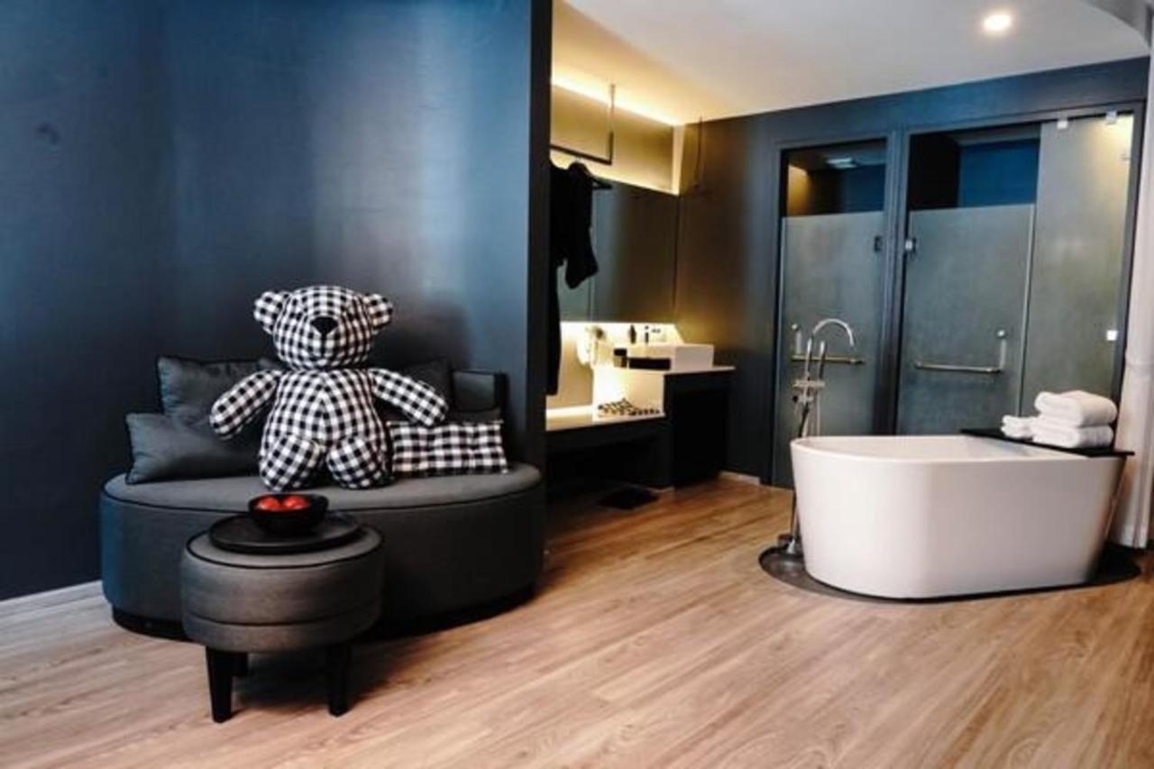 Foto Hotel Phuket Beachfront Kültér fotó Bathroom