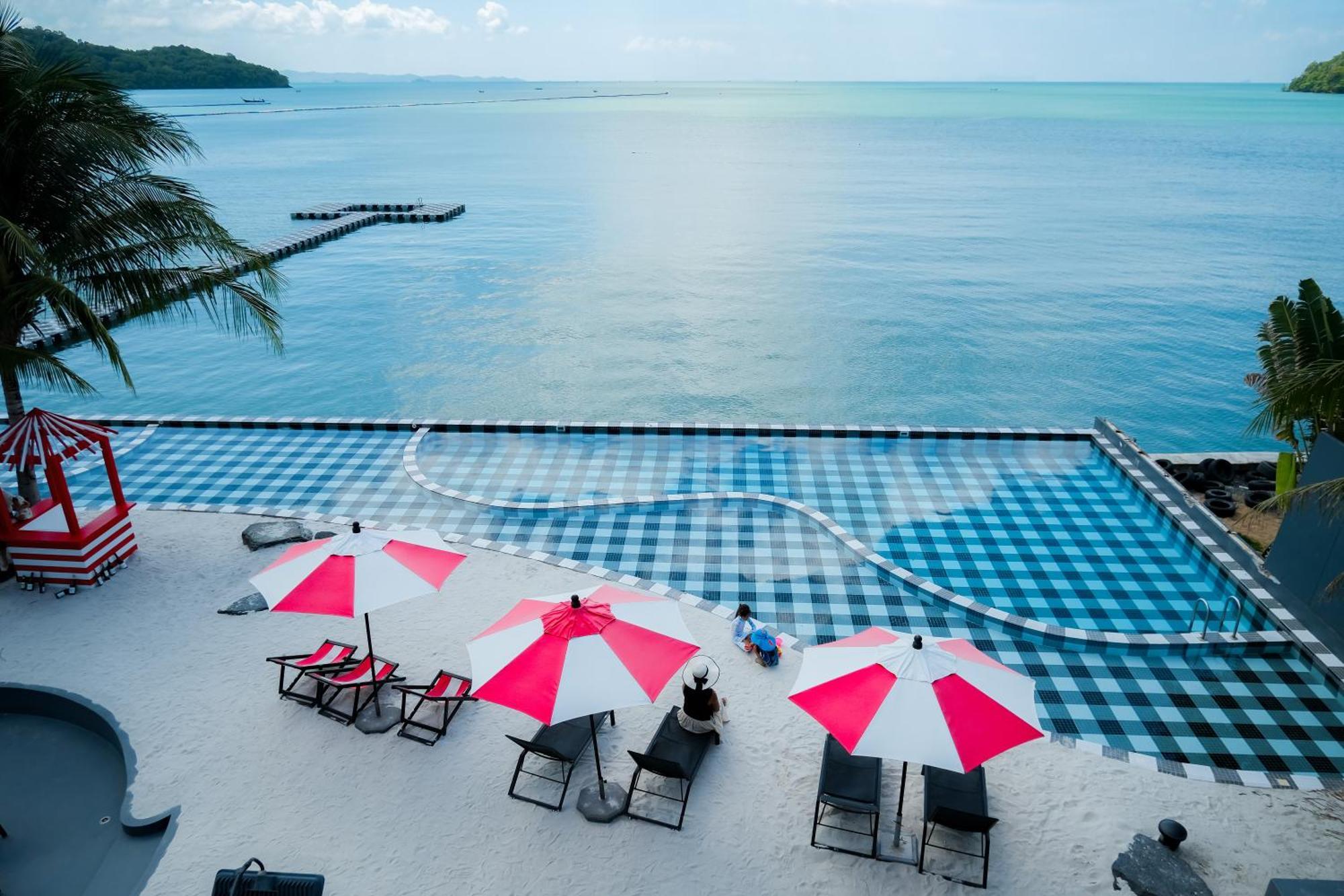 Foto Hotel Phuket Beachfront Kültér fotó View of the Andaman Sea from the hotel