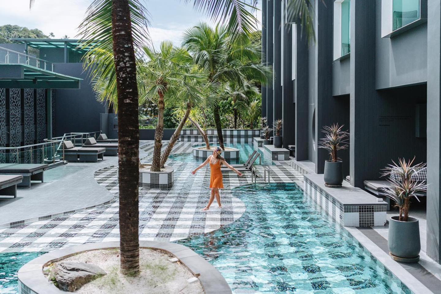 Foto Hotel Phuket Beachfront Kültér fotó The swimming pool at the hotel