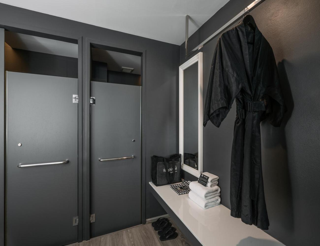 Foto Hotel Phuket Beachfront Kültér fotó A modern dressing room